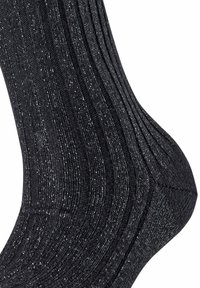 Schwarze gerippte Socken mit einem subtilen Schimmer. Strukturiertes Muster verbessert die Elastizität, mit ausgeprägtem Ripp-Design und verstärkter Ferse.