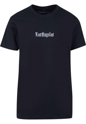 Svart bomull t-skjorte med korte ermer og rund hals. Har hvit tekst "Los Angeles" i gotisk skrift over brystet.
