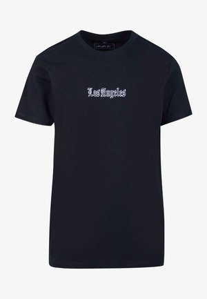 Sort bomulds T-shirt med korte ærmer og rund hals. Har hvid tekst "Los Angeles" i gotisk skrifttype tværs over brystet.
