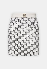 Biała spódnica z czarnym geometrycznym wzorem i szerokim białym paskiem w talii z zapięciem na złoty klamrę z przodu.