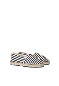 Espadrillas a righe in tessuto bianco e nero con suola in corda di juta. Presentano una punta arrotondata e un design senza lacci, accentuato da piccoli dettagli marroni.