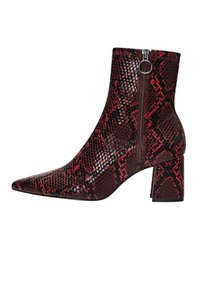 Bottes basses à bouts pointus en motif peau de serpent rouge et noir, dotées d'une fermeture éclair latérale et d'un talon empilé pour la stabilité.