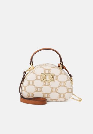 Kleine handtas in halvemaanvorm met beige en bruin patroon, bruine handgreep en afneembare schouderriem, en goudkleurige sluiting en rits.