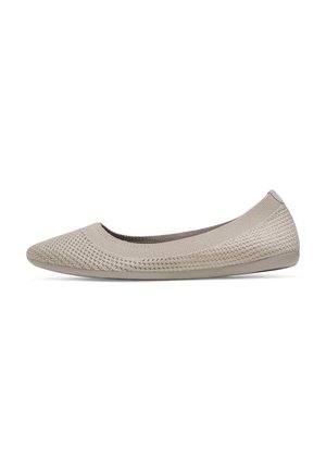 Scarpa ballerina piatta beige chiaro lavorata a maglia con punta arrotondata e suola flessibile, vista di lato su sfondo bianco.