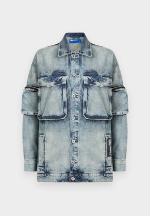 Svetlomodrá denimová bunda so zapínaním na gombíky, dvoma vreckami na hrudi a jedným bočným vreckom. Má vyblednutú textúru a kontrastné švy.