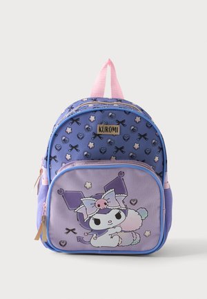 Mochila pequeña púrpura y azul con asa rosa, con el personaje de dibujos animados Kuromi y patrones de corazones, estrellas y lazos.