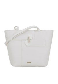 Sac tote en cuir blanc avec une forme structurée, présentant un design plat, un grand détail de boucle et un logo embossé subtil à la base.