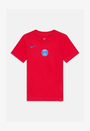 Rdeča bombažna majica s kratkimi rokavi in krožnim izrezom, ki na levem prsnem delu vsebuje modro logo Nike in okrogel modri emblem Paris Saint-Germain.