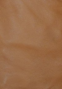 Tan læder med en struktureret overflade, der viser naturlige variationer i tone og glans. Blød, smidig og fleksibel fremtoning.