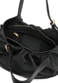 Borsa a mano in pelle nera con una texture morbida, chiusura con zip e inserti in oro. Presenta una tasca interna con logo impresso.