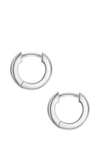 Orecchini a cerchio circolari in argento con una finitura lucida e una rottura distintiva nel design, che mostra un'estetica moderna e liscia.