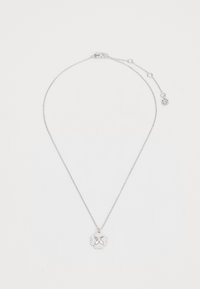 Srebrna ogrlica z rožnim obeskom, ki ima zapletene izreze in osrednji dragulj, obešena na tankem verižici z nastavljivo dolžino.