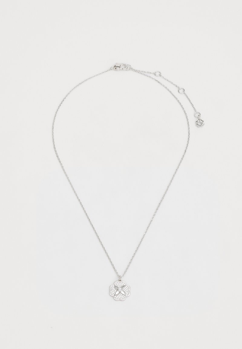 Srebrna ogrlica z rožnim obeskom, ki ima zapletene izreze in osrednji dragulj, obešena na tankem verižici z nastavljivo dolžino.