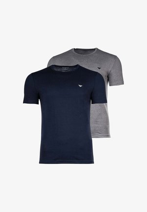 Due t-shirt a maniche corte con collo rotondo, una blu navy e una grigia, ognuna con un piccolo logo sul petto sinistro.