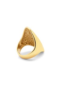 Anello in tono oro con forma triangolare, caratterizzato da una superficie interna testurizzata e una finitura esterna liscia. Lucidato con una superficie riflettente.