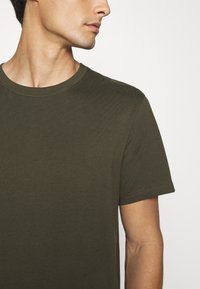 ARKET T-shirt básica - green dark