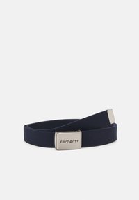 Cintura intrecciata blu navy con un gancio metallico argento che presenta il logo Carhartt. La cintura ha una superficie liscia e un design minimalista.