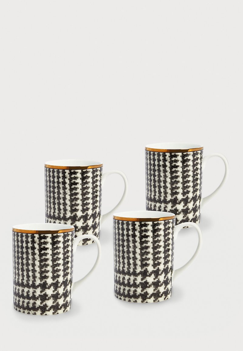 Set med fyra keramikmuggar i ett svart och vitt hundtandsmönster med en guldaccent vid kanten. Slät yta och cylindrisk form.