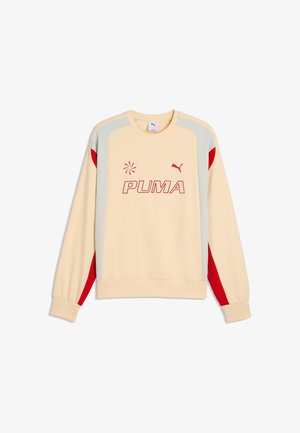 Beżowa bluza Puma z długim rękawem, z jasnoszarymi i czerwonymi paskami na rękawach oraz czerwonym logo "PUMA" na przodzie.