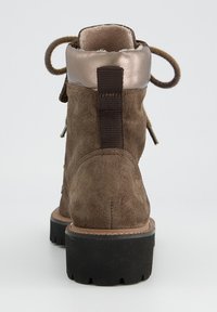 Stivale alla caviglia in suede marrone con collo in bronzo metallico, upper texturizzato, suola nera spessa e linguetta sul retro per facilitare l'indossamento.