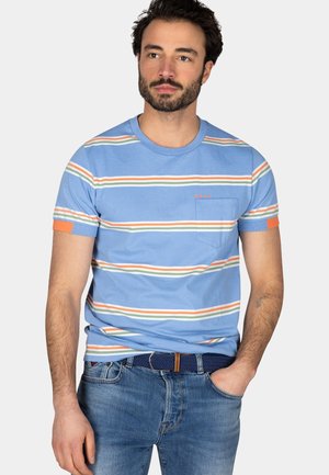 Blauw gestreept t-shirt met korte mouwen, voorzien van oranje, groene en witte strepen, ronde halslijn en een klein borstzakje.