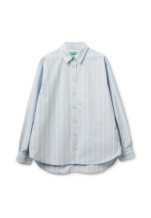 Jasnoniebieska koszula z długim rękawem zapinana na guziki, białe pionowe paski, spiczasty kołnierz i zaokrąglony dół, ułożona na płasko na białym tle.