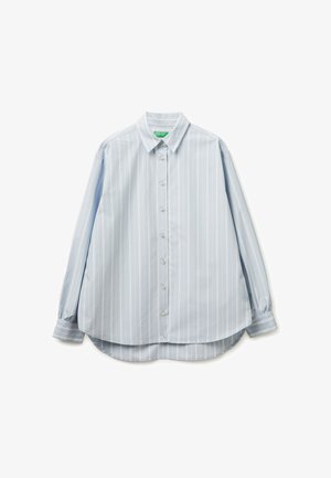 Chemise bleu clair à manches longues avec boutons, rayures verticales blanches, col pointu et ourlet arrondi, étalée à plat sur fond blanc.