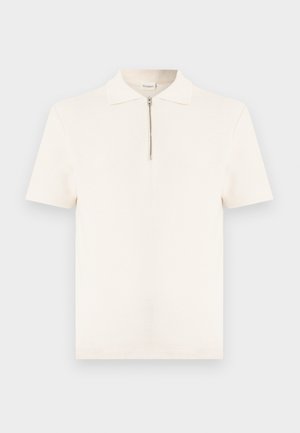 Krótki rękaw, biała, teksturowana koszulka polo z kołnierzykiem i zamkiem błyskawicznym z przodu, przedstawiona na jednolitym tle.