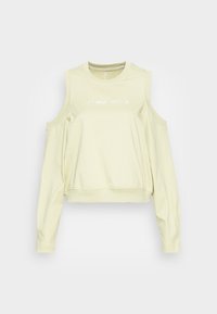 Helles gelbes, kurz geschnittenes Sweatshirt mit langen Ärmeln, kaltem Schulterdesign und weißem "CONVERSE"-Logo auf der Brust. Weiches Material.