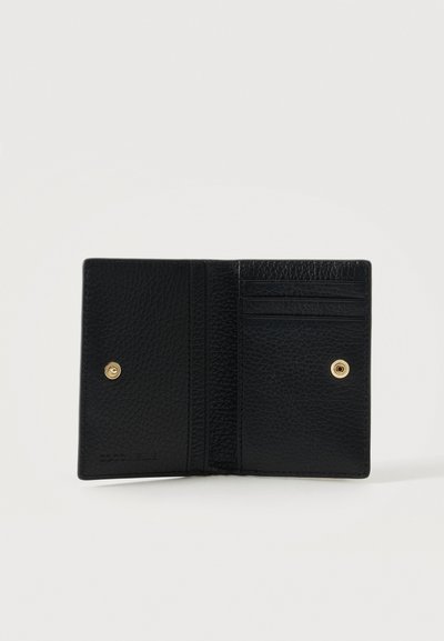 Portefeuille en cuir noir texturé ouvert, montrant trois emplacements pour cartes à droite et une fermeture à bouton-pression des deux côtés.