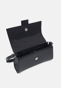 Czarna prostokątna torebka na ramię z otwartą klapką, srebrną zapięciem magnetycznym, widoczną wewnętrzną kieszenią i regulowanym paskiem na białym tle.