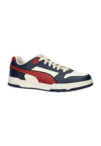 Puma sneakers met een marineblauwe bovenkant, witte tussenzool, rode accenten en een gestructureerd zijpaneel, met een platte vetersluiting en rubbere buitenzool.