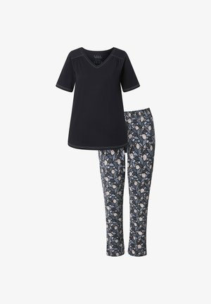 Mustikka V-kaula-aukkoinen paita lyhyillä hihoilla, yhdistettynä kuviollisiin housuihin, joissa on kukkakuosi sinisen, valkoisen ja beige-värin sävyissä.