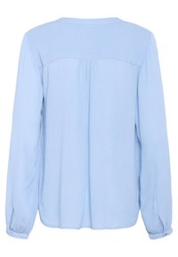 Blouse longue à manches longues bleu clair en tissu doux, dotée d'un col rond, de plis au dos et de poignets boutonnés.