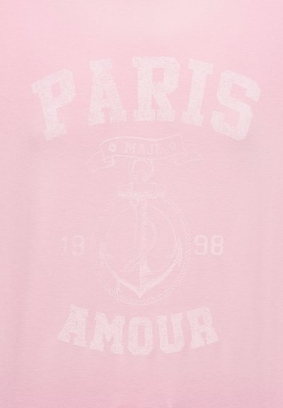 Ροζ ύφασμα με ξεθωριασμένο λευκό κείμενο "PARIS AMOUR" και κεντρικό γραφικό άγκυρας με τους αριθμούς "19" και "98" στα πλευρά.