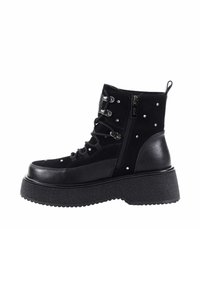 Czarne botki za kostkę wykonane z połączenia zamszu i sztucznej skóry. Masywna platforma z dekoracyjnymi ćwiekami i bocznym zamkiem błyskawicznym.