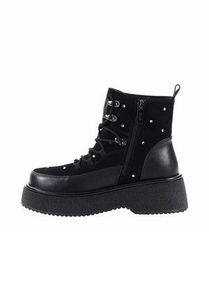 Czarne botki za kostkę wykonane z połączenia zamszu i sztucznej skóry. Masywna platforma z dekoracyjnymi ćwiekami i bocznym zamkiem błyskawicznym.