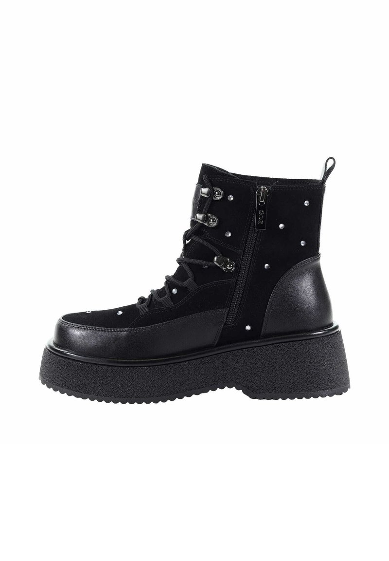 Czarne botki za kostkę wykonane z połączenia zamszu i sztucznej skóry. Masywna platforma z dekoracyjnymi ćwiekami i bocznym zamkiem błyskawicznym.