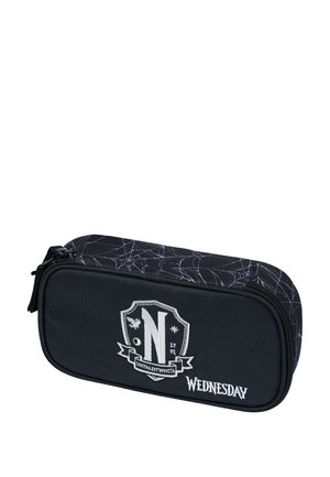 Schwarzes Federmäppchen mit Spinnennetzmuster, versehen mit einem Schilddesign mit einem "N" und dem Wort "MITTWOCH" in Weiß, mit Reißverschluss.