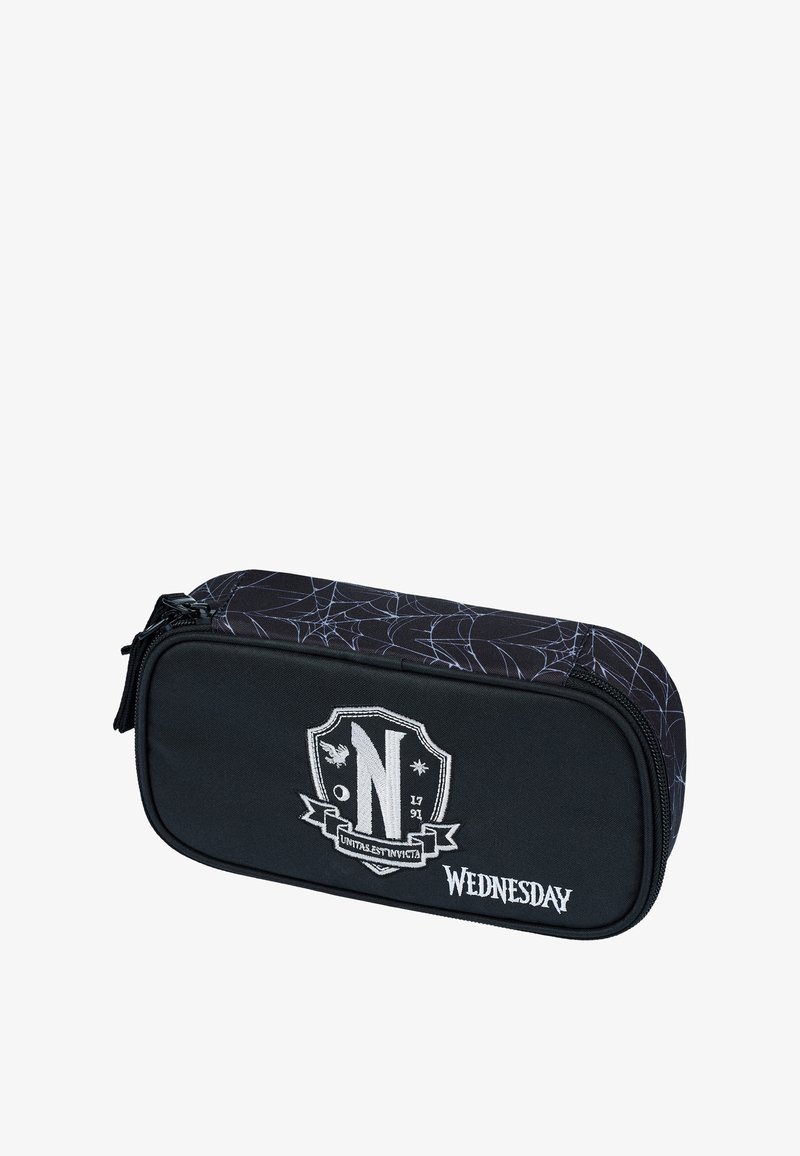 Astuccio nero con motivo di ragnatela, caratterizzato da un design a scudo con una "N" e la parola "MERCOLEDÌ" in bianco, dotato di chiusura con cerniera.
