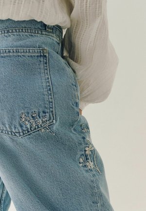 Next, HIGH RISE CITY STRAIGHT LEG JEANS - Mom Jeans - light blue white floral embroidery
