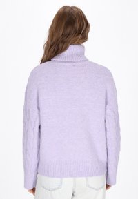 Lavenderfarbener Strickpullover mit hohem Kragen, geripptem Saum und Zopfmuster an den Ärmeln. Weiche Textur und lockere Passform.