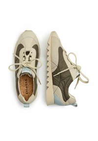Sneakers con lacci in pelle beige e dettagli verdi, con suola testurizzata e soletta in sughero, accentuati da un dettaglio posteriore di colore azzurro chiaro.