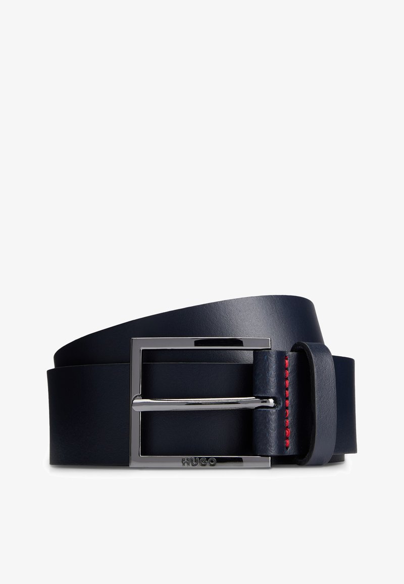Ceinture en cuir bleu marine avec une boucle en argent élégante et des coutures rouges contrastantes. Elle présente une texture lisse et un design moderne et simple.