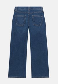 Jeans de mezclilla azul de pierna ancha con una textura suave, que presentan dos bolsillos traseros y un diseño clásico de cinco bolsillos.