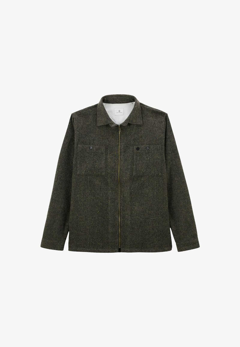 Veste en laine vert olive avec fermeture éclair à l'avant, col montant, deux poches poitrine et finition texturée. Dispose de boutons noirs pour les fermetures des poches.