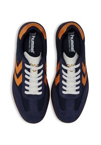 Mörkblå sportskor med orange detaljer, tillverkade av mocka och meshmaterial, klassisk snörning, med vita snören och gummisula.