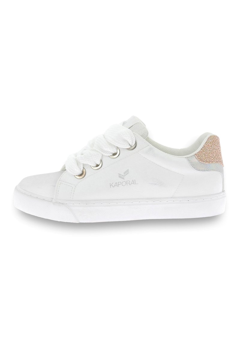 Sneaker bianco con tomaia testurizzata, design con punta rotonda, spesse stringhe bianche, occhielli metallici e un dettaglio luccicante sul tallone.