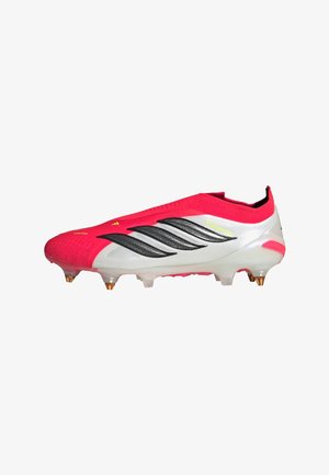Roter und weißer Adidas Predator Fußballschuh mit schwarzen Streifen und metallischen Stollen auf weißem Hintergrund.