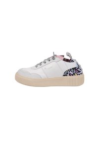 Baskets en cuir blanc avec lacets gris, accents roses et un panneau en imprimé léopard multicolore au niveau du talon. Semelle en caoutchouc texturé.